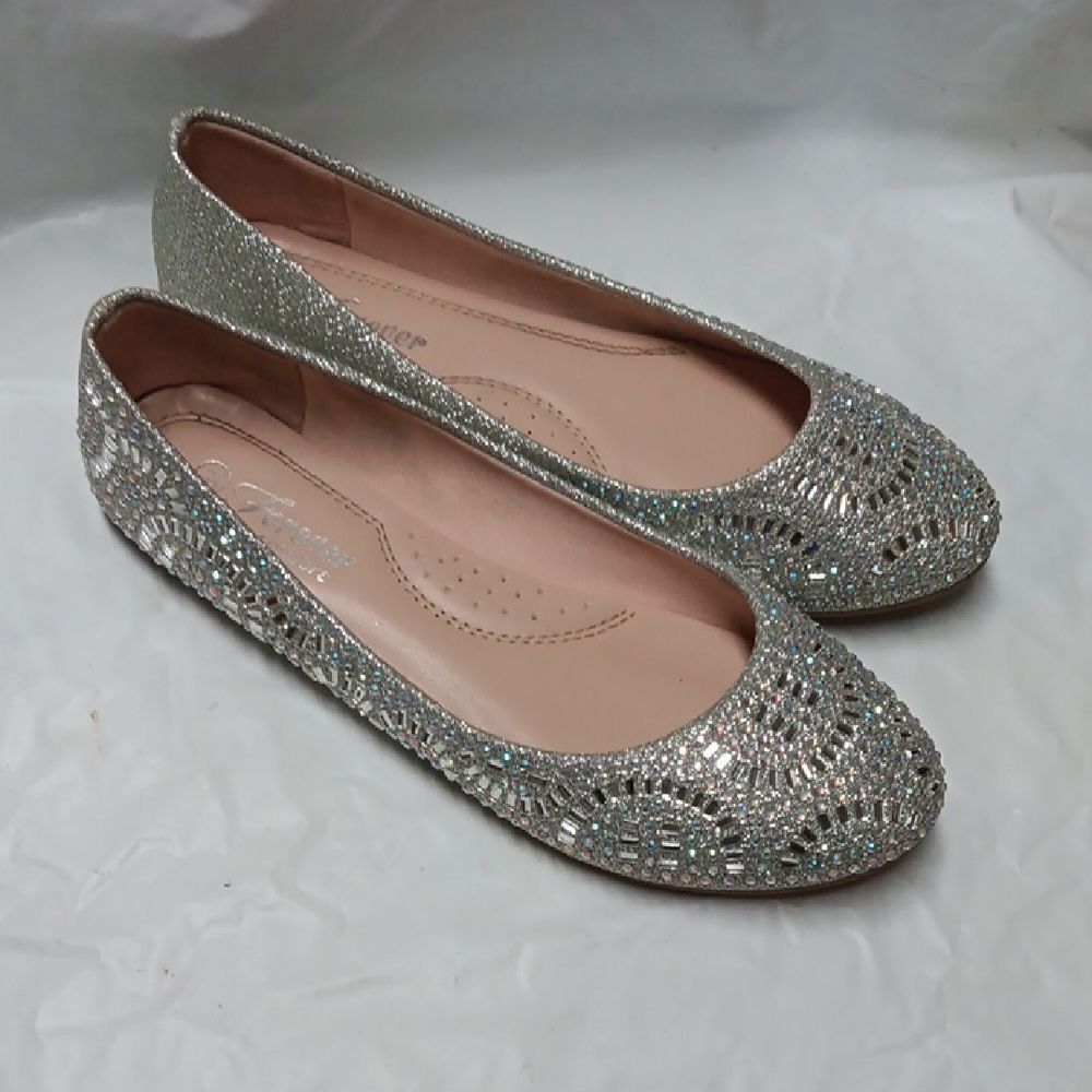 Forever Comfort Silver Embellished Flats for Formal Wear Size 6.5